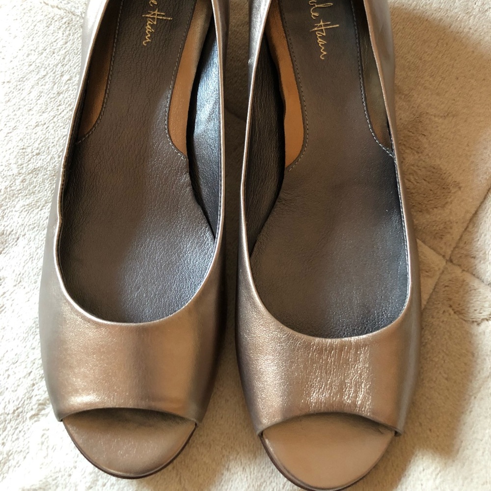 Open toe wedge shoe